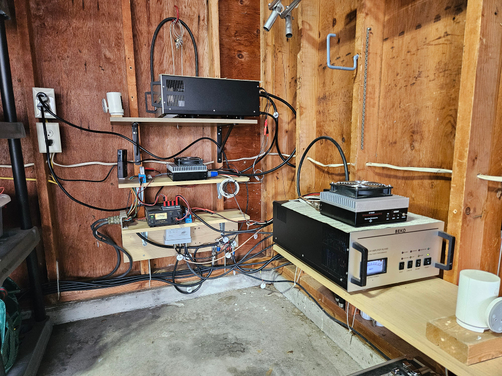 902 and 1296 MHz transverters and BEKO linear amplifiers at WA9TT